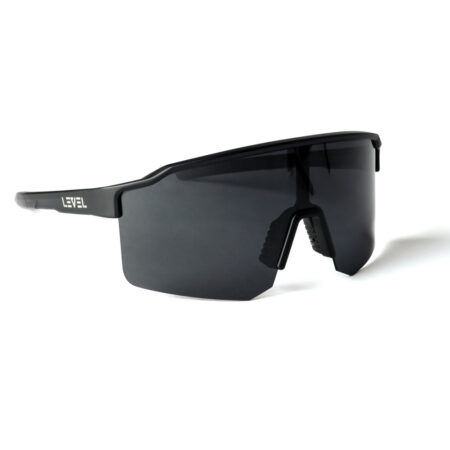 mustat uhreilulasit polarisoidulla linssillä